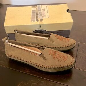 Hush Puppies Olive leather loafer NIB 7